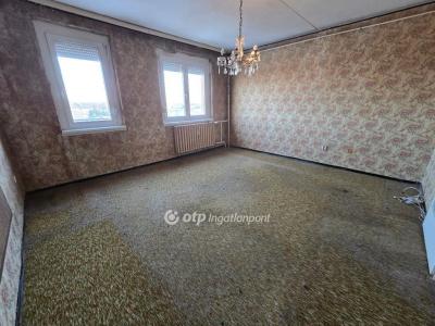 Eladó lakás Pápa