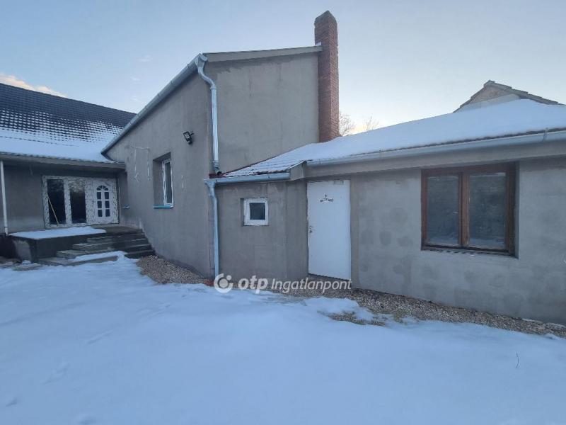 Eladó családi ház Pápa