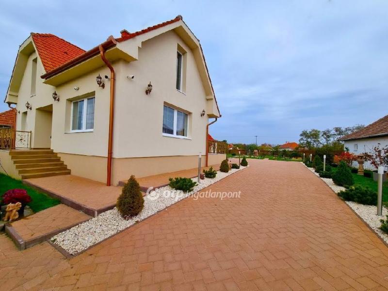 Eladó családi ház Poroszló