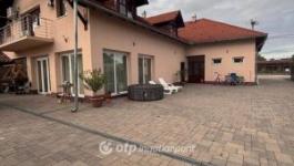Eladó családi ház Baks