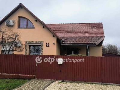 Eladó családi ház Tápiószele