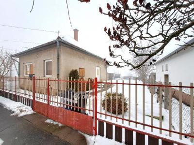 Eladó családi ház Törtel