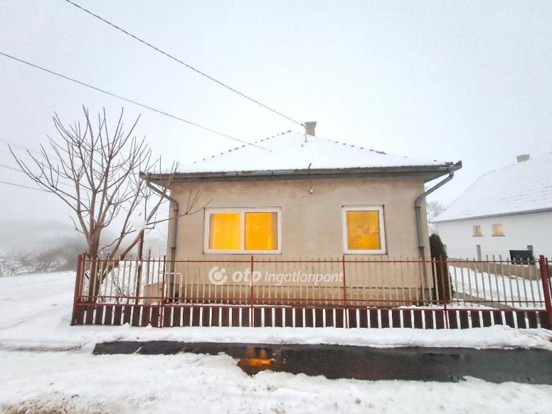 Eladó családi ház Törtel