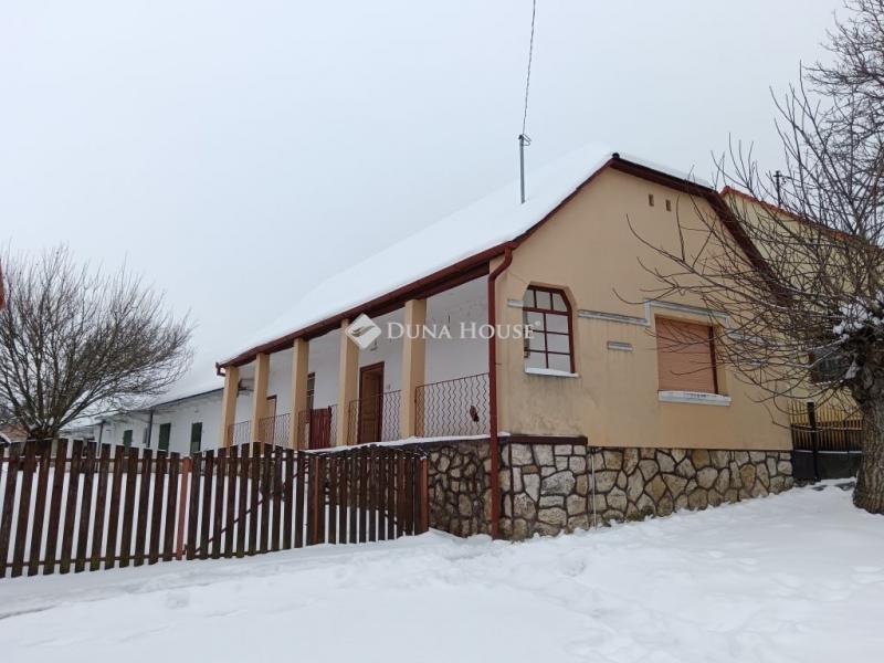 Eladó családi ház Epöl