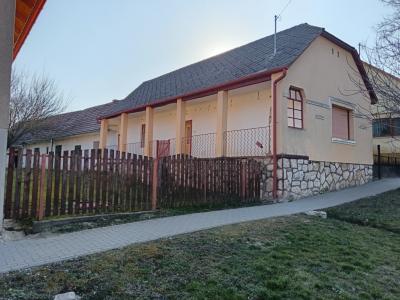 Eladó családi ház Epöl