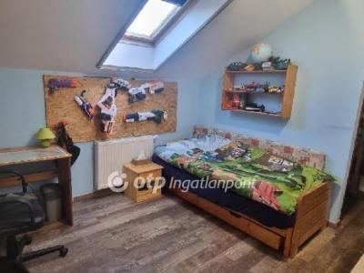 Eladó lakás Üröm
