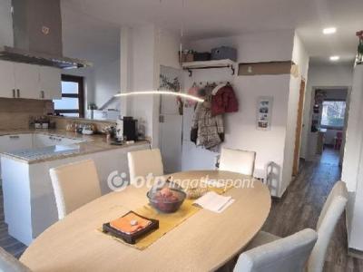 Eladó lakás Üröm