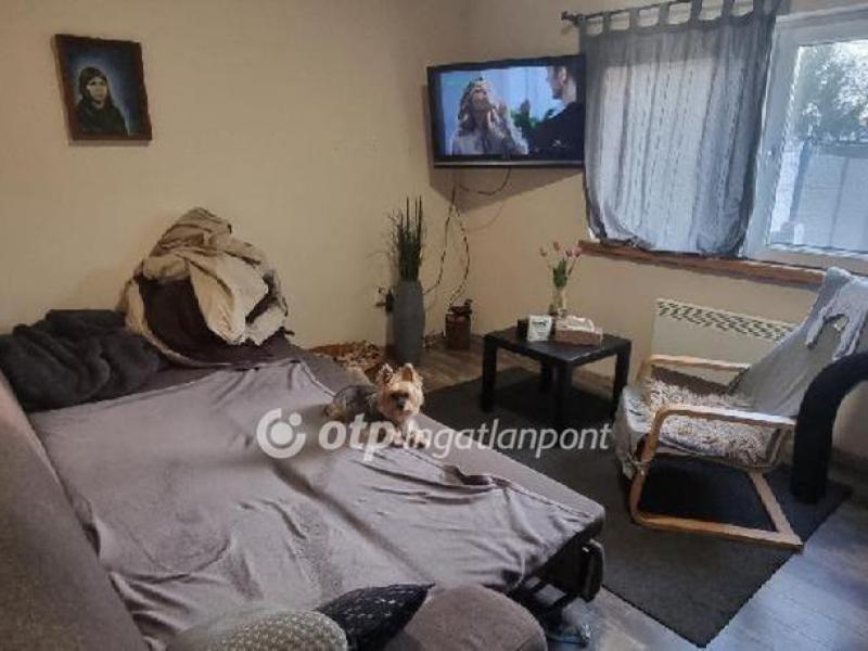 Eladó lakás Üröm