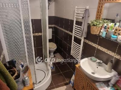 Eladó lakás Üröm