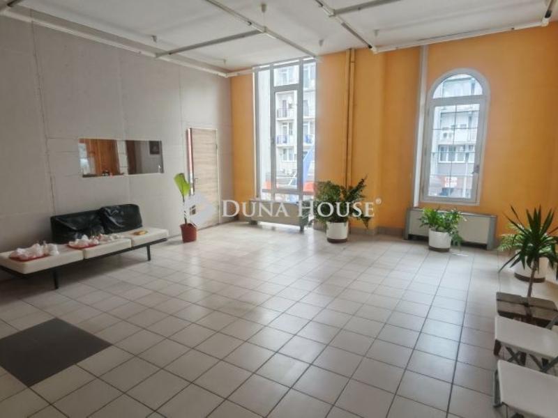 Eladó üzlethelység üzletházban Zalaegerszeg