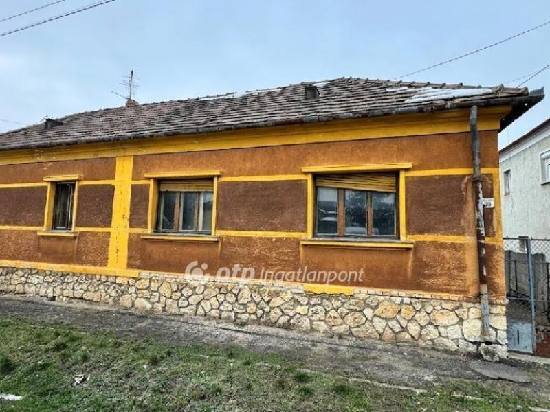 Eladó családi ház Pápa