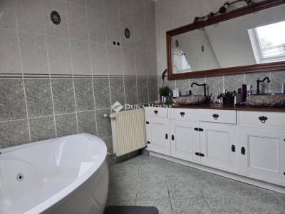 Eladó családi ház Fót