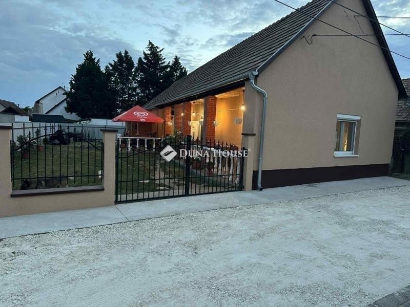 Eladó családi ház Vecsés