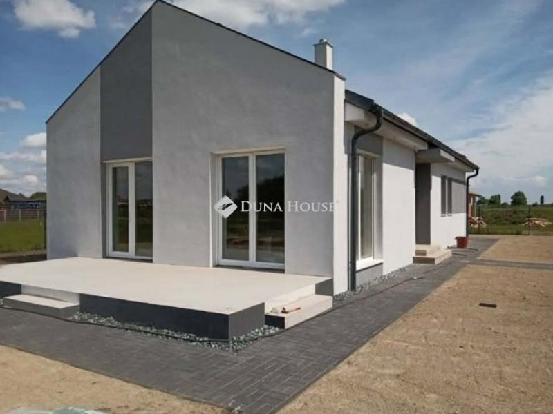 Eladó családi ház Veszkény