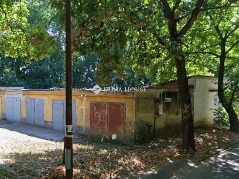 Eladó egyedi garázs Pécs