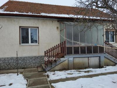 Eladó családi ház Tura