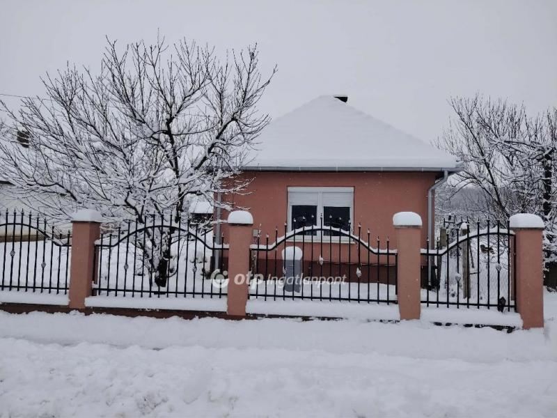 Eladó családi ház Kölcse
