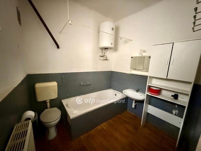 Eladó családi ház Újpetre