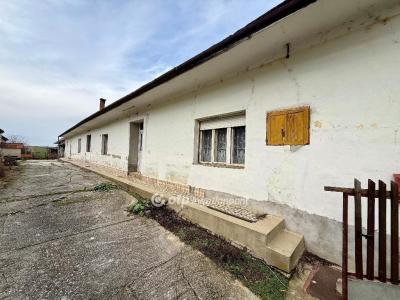 Eladó családi ház Újpetre