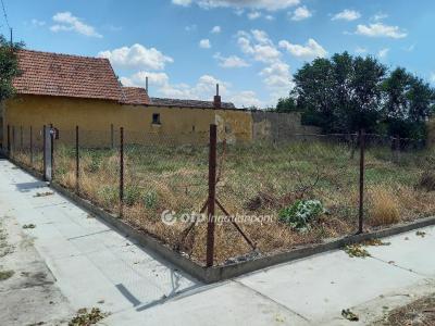 Eladó lakóövezeti telek Csongrád