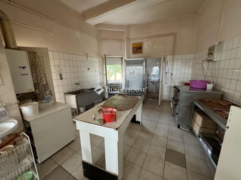 Eladó utcai bejáratú üzlethelység Kecskemét