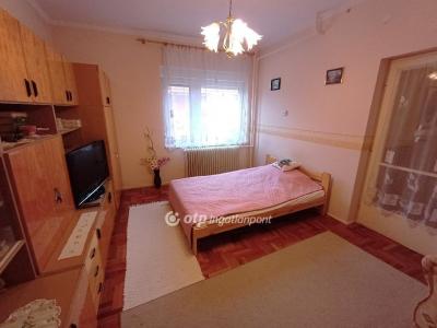 Eladó családi ház Csongrád