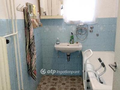 Eladó lakás Ajka