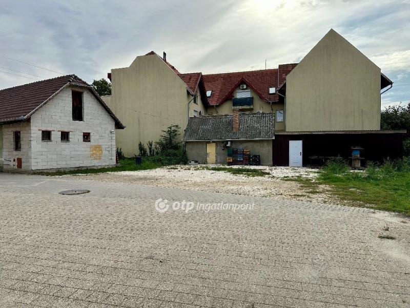 Eladó családi ház Monor