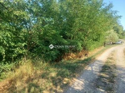 Eladó lakóövezeti telek Vácduka