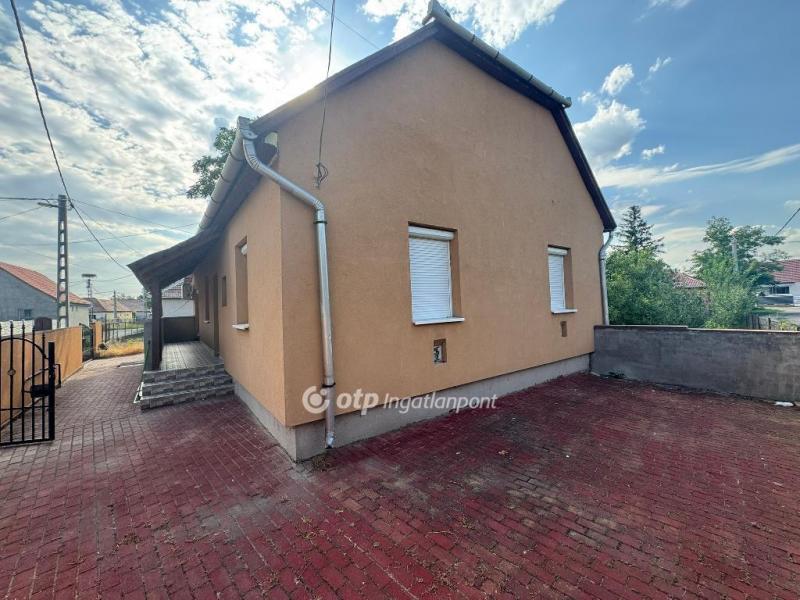 Eladó családi ház Poroszló