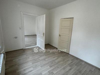 Eladó lakás Pápa