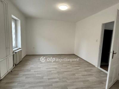 Eladó lakás Pápa
