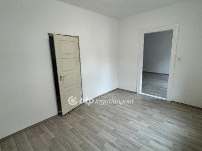 Eladó lakás Pápa