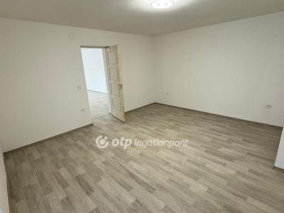 Eladó lakás Pápa