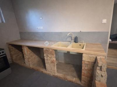 Eladó családi ház Úri