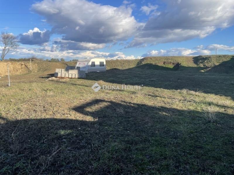 Eladó lakóövezeti telek Gomba