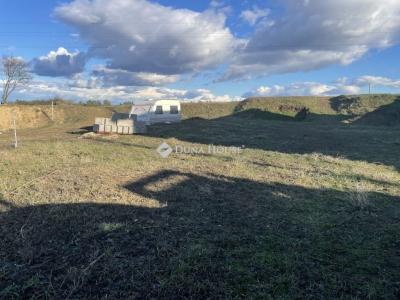 Eladó lakóövezeti telek Gomba