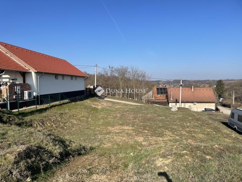 Eladó lakóövezeti telek Gomba