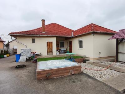 Eladó családi ház Üllő