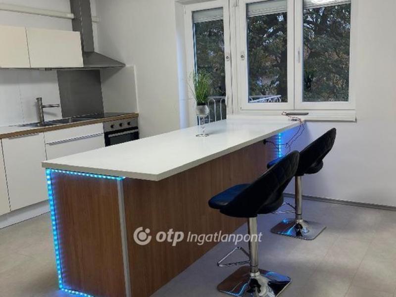 Eladó lakás Komló