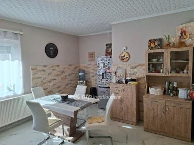 Eladó családi ház Adony