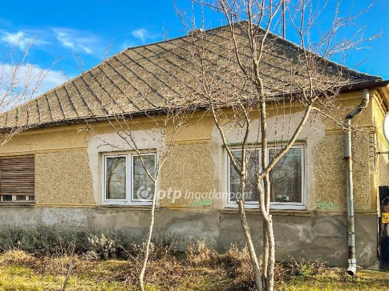 Eladó családi ház Tényő