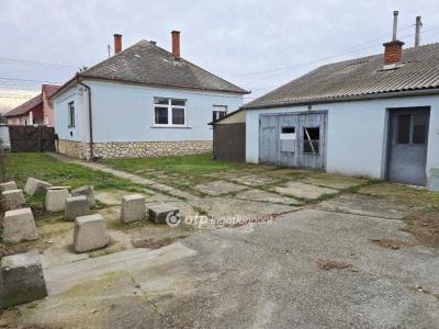 Eladó családi ház Pápa