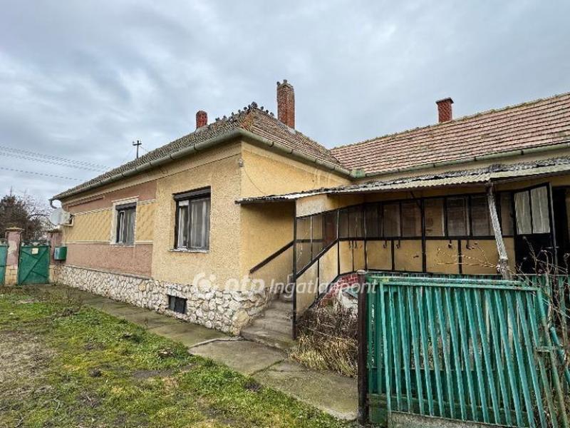 Eladó családi ház Mezőlak