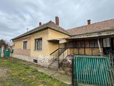 Eladó családi ház Mezőlak