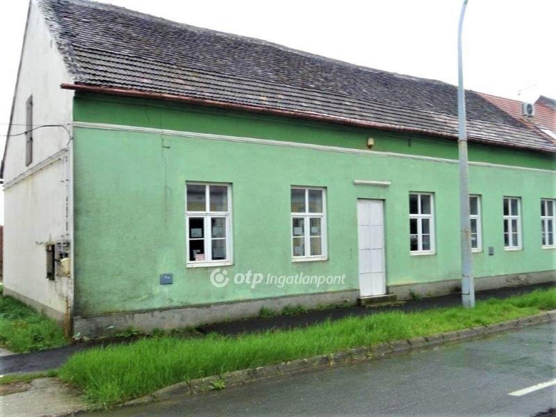 Eladó utcai bejáratú üzlethelység Marcali