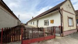 Eladó családi ház Újpetre