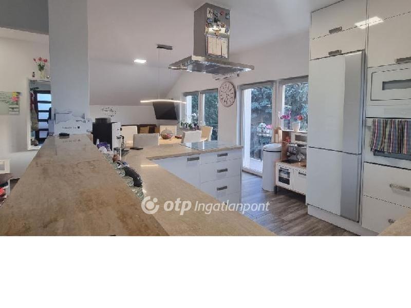 Eladó ikerház Üröm