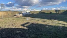 Eladó lakóövezeti telek Gomba