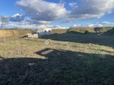 Eladó lakóövezeti telek Gomba